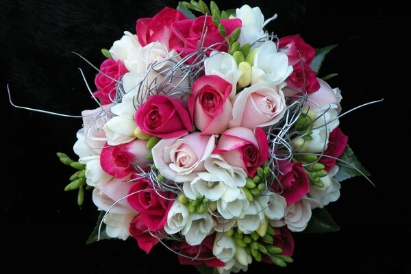 Rossa sur un bouquet de roses de mariage