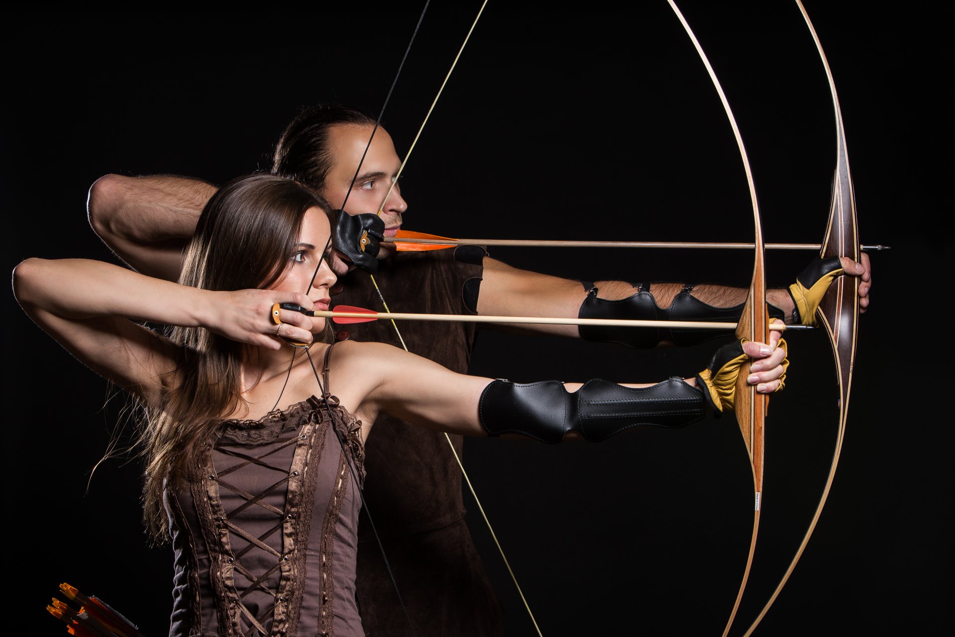 tiro con arco hombre mujer flechas