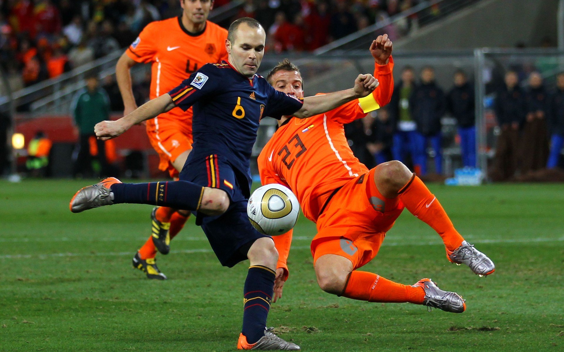 andrés iniesta andrés iniesta van der vaart rafael van der vaart copa del mundo 2010 copa del mundo 2010 copa del mundo gol de la victoria selección nacional de españa selección nacional de los países bajos patada fútbol