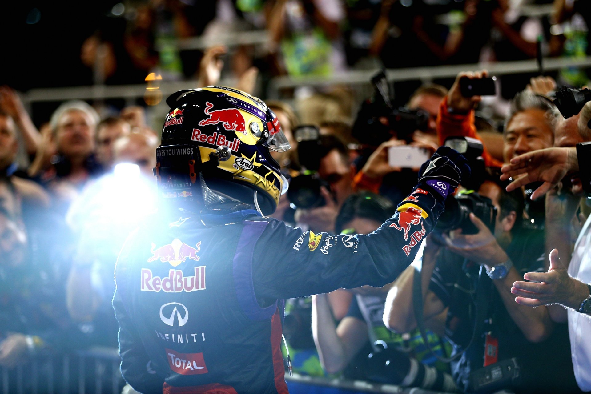 sebastian vettel vainqueur champion f1 red bull sport premier un casque fans formule