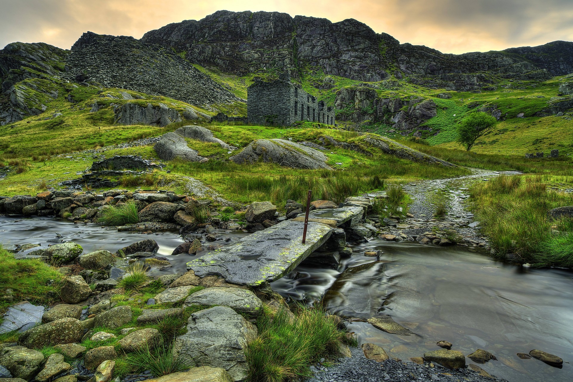 paisaje río ruinas puente reino unido montañas snowdonia rocas