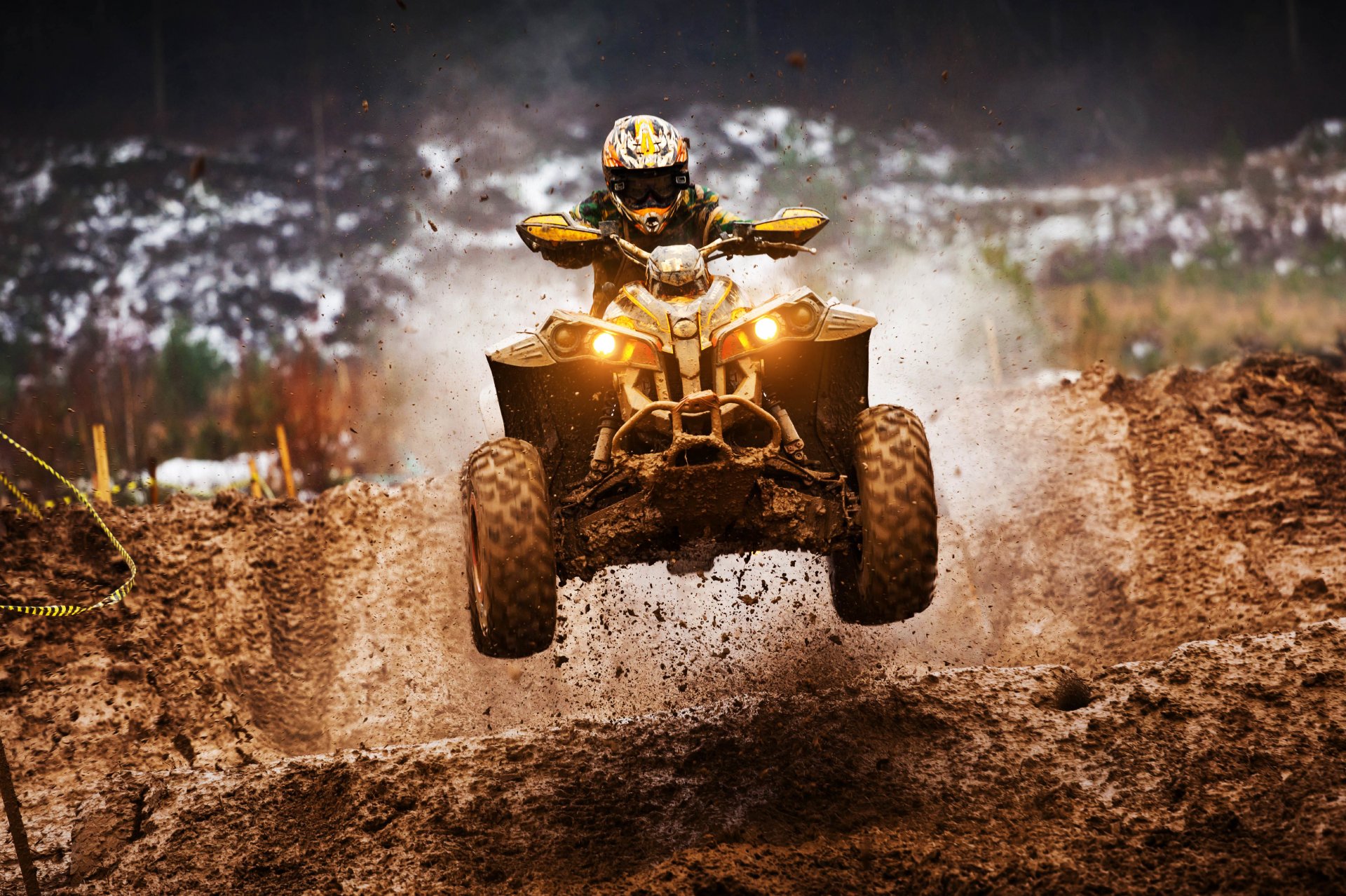 sport atv atv rennfahrer ausrüstung helm konzentration ziel geschwindigkeit land cross rennen schmutz regen off-road sprung überwindung hindernisse hintergrundbilder