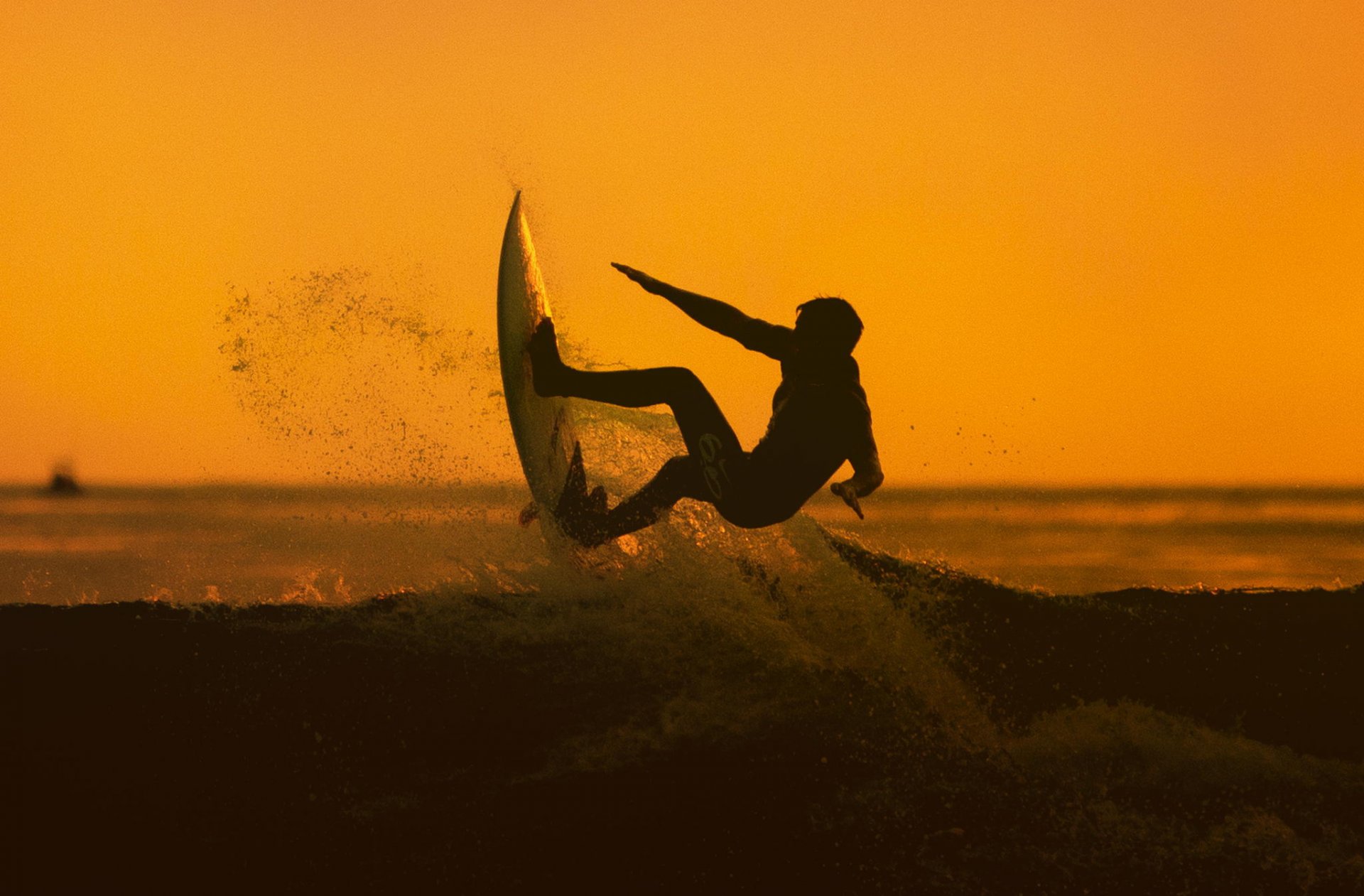 sonnenuntergang surfen männlich athlet ozean welle