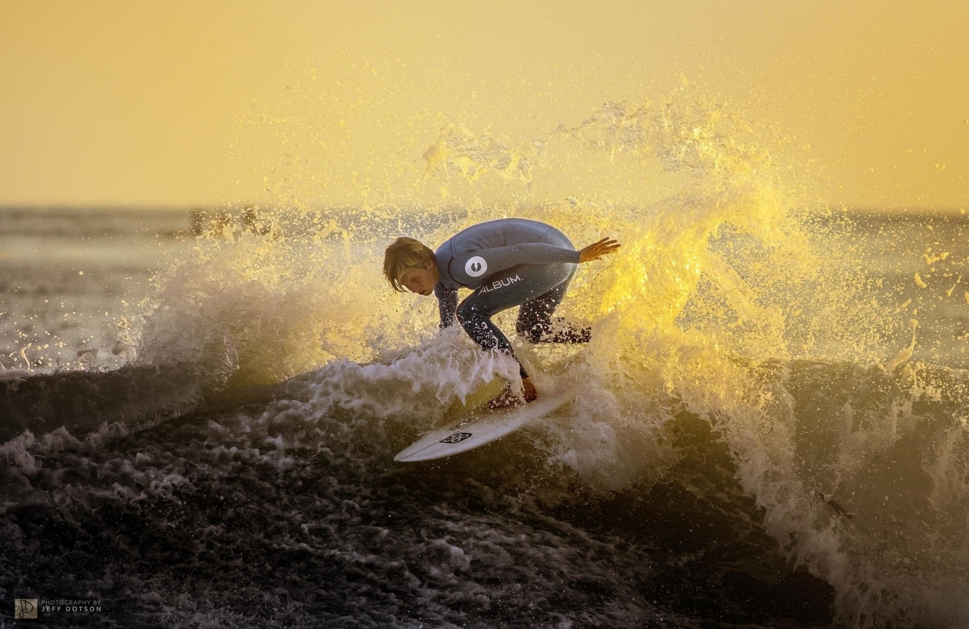 ocean zachód słońca sport surfing sportowiec fala rozprysk chwila