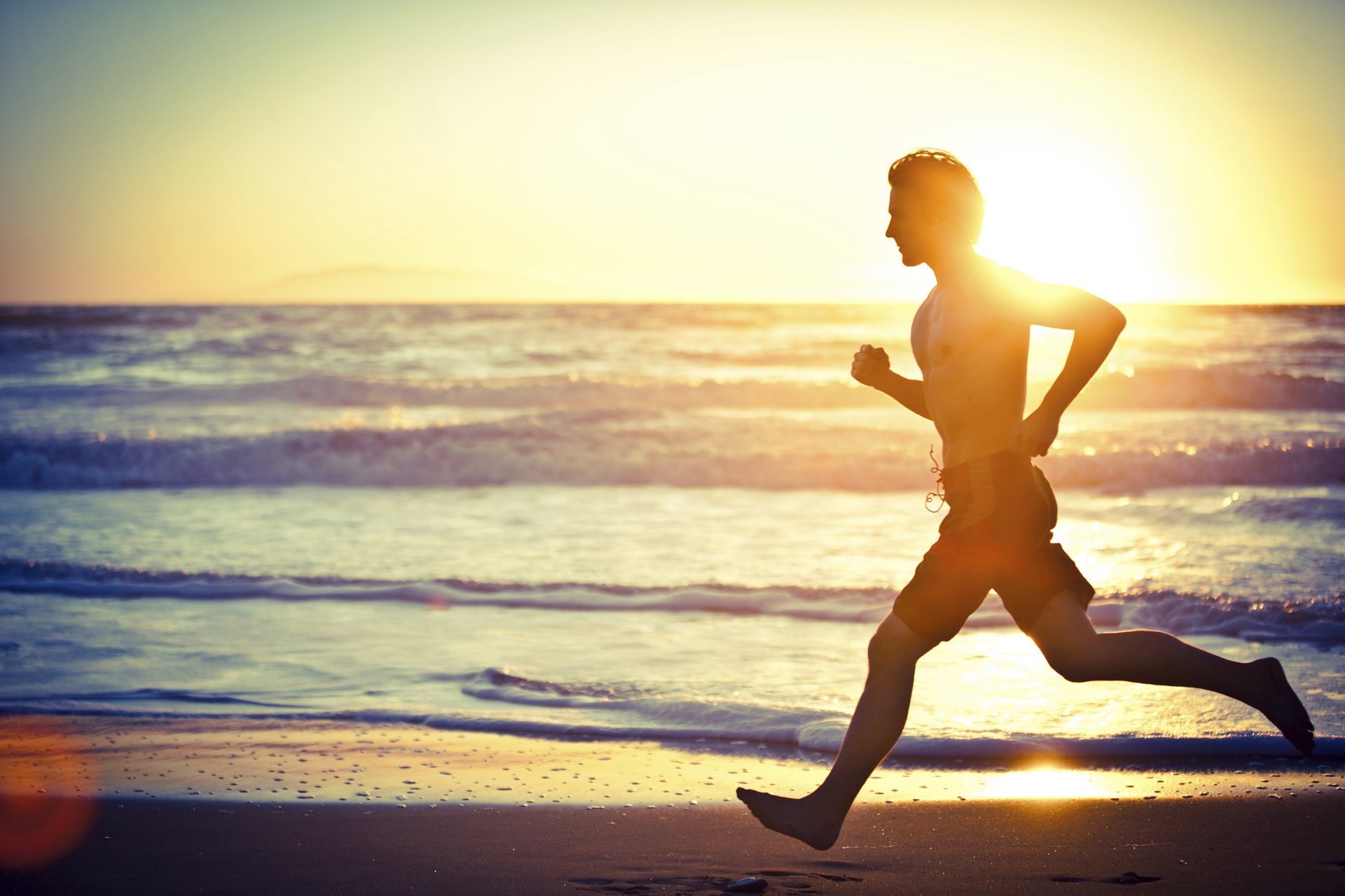 travailler sur la plage plage coucher de soleil homme remise en forme