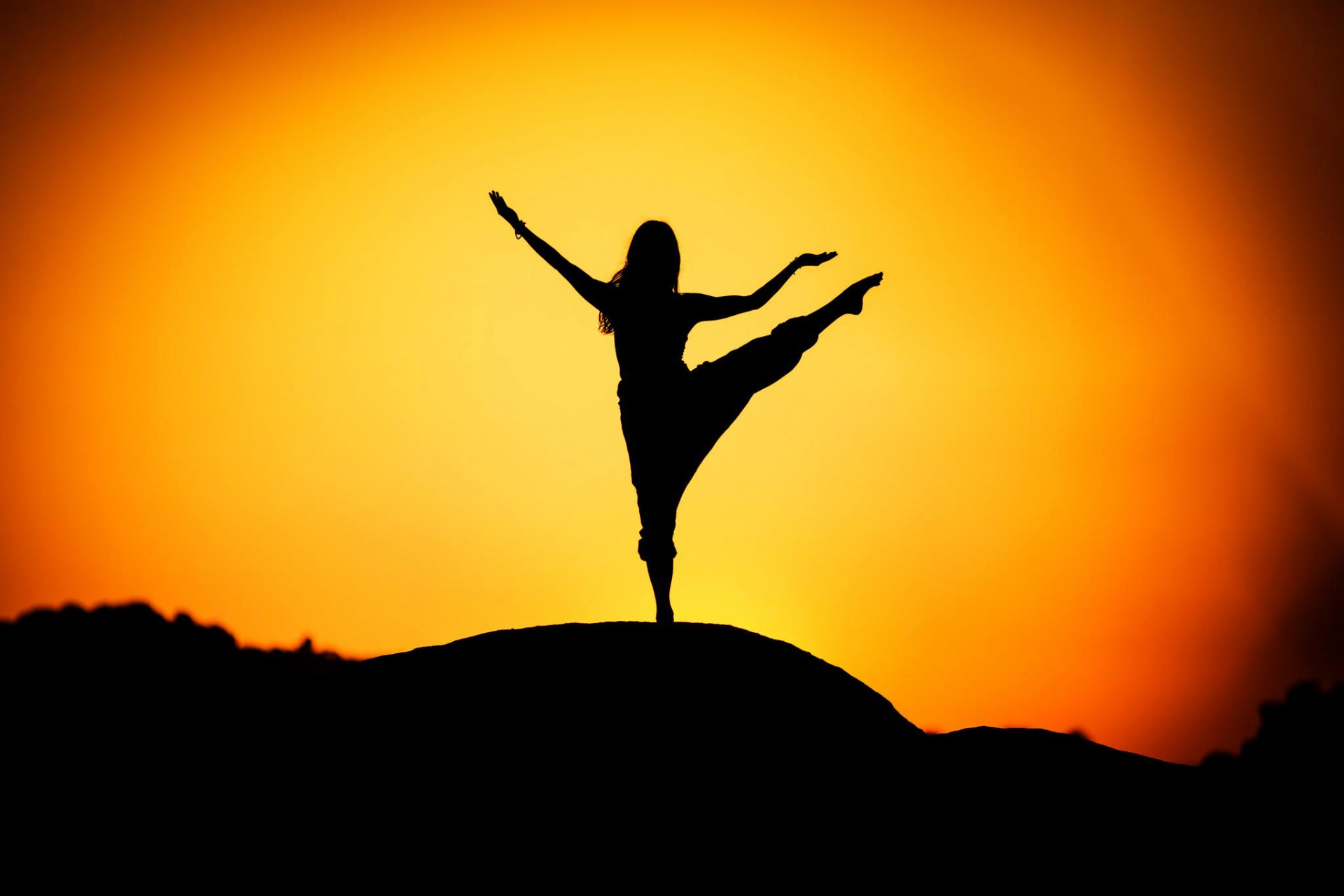 sonnenaufgang yoga silhouette mädchen