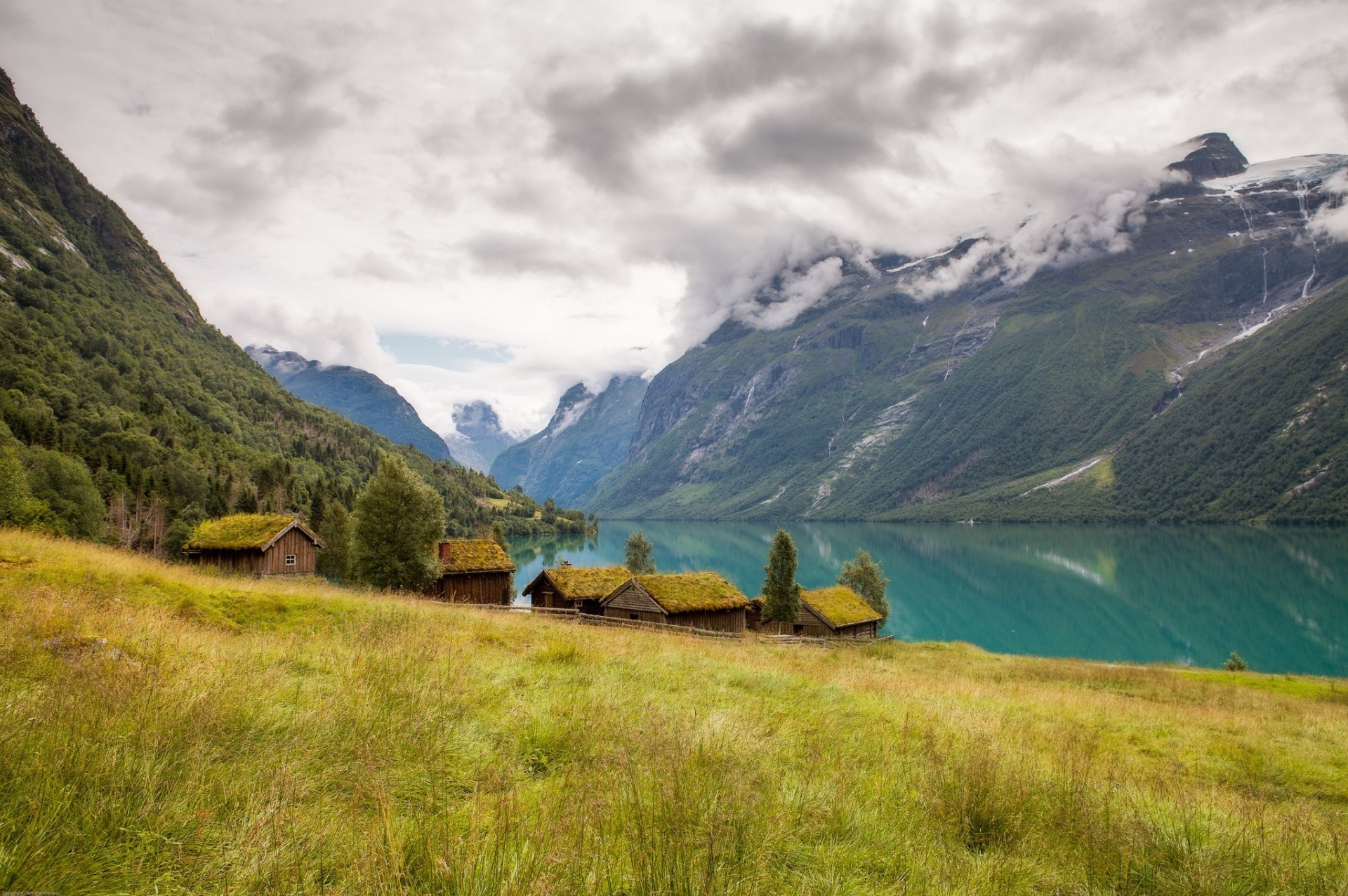 paisaje lago noruega cabaña montañas