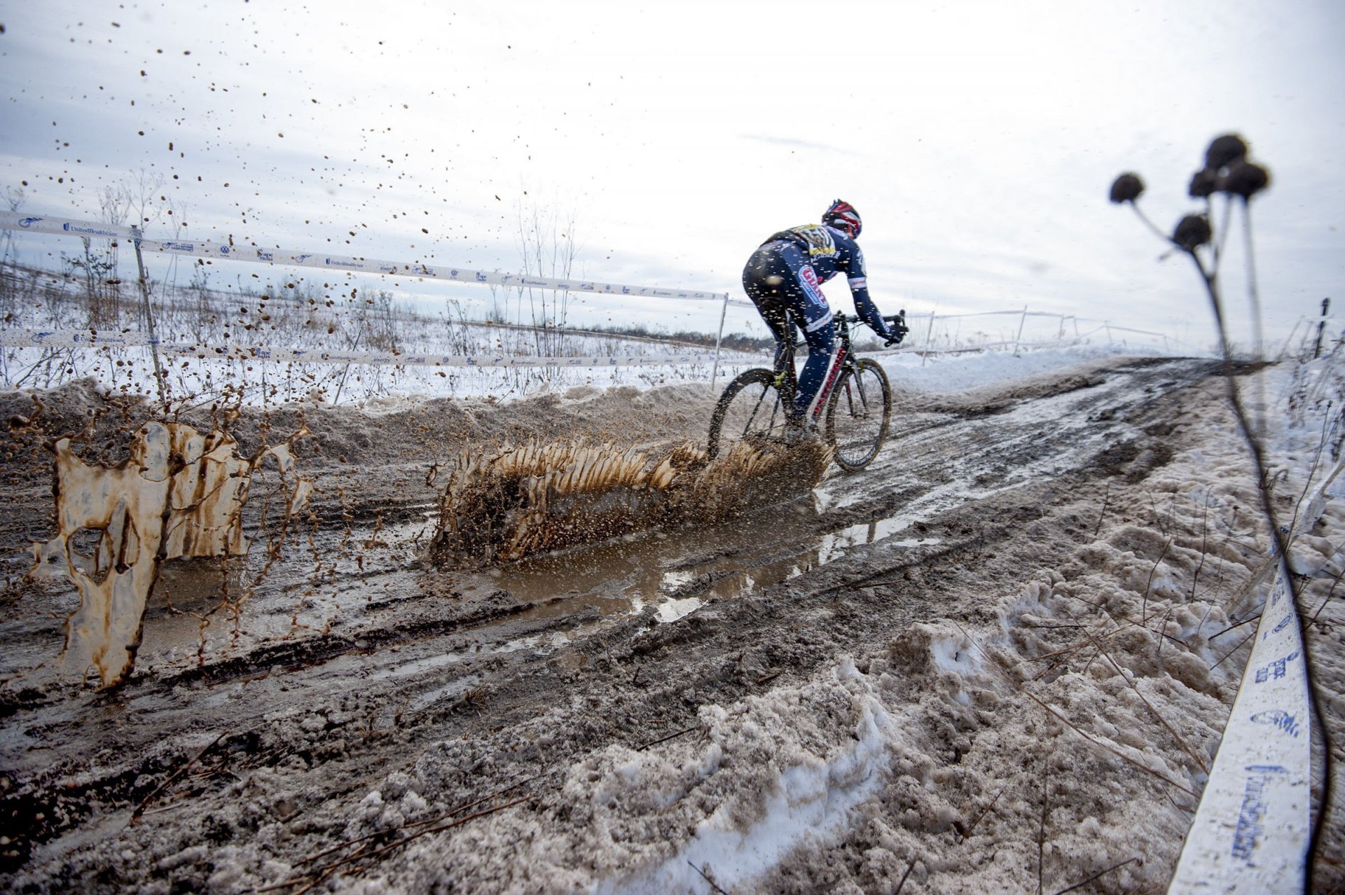 rower sport cyclocross mężczyzna bieganie zima śnieg wyścig droga nastrój