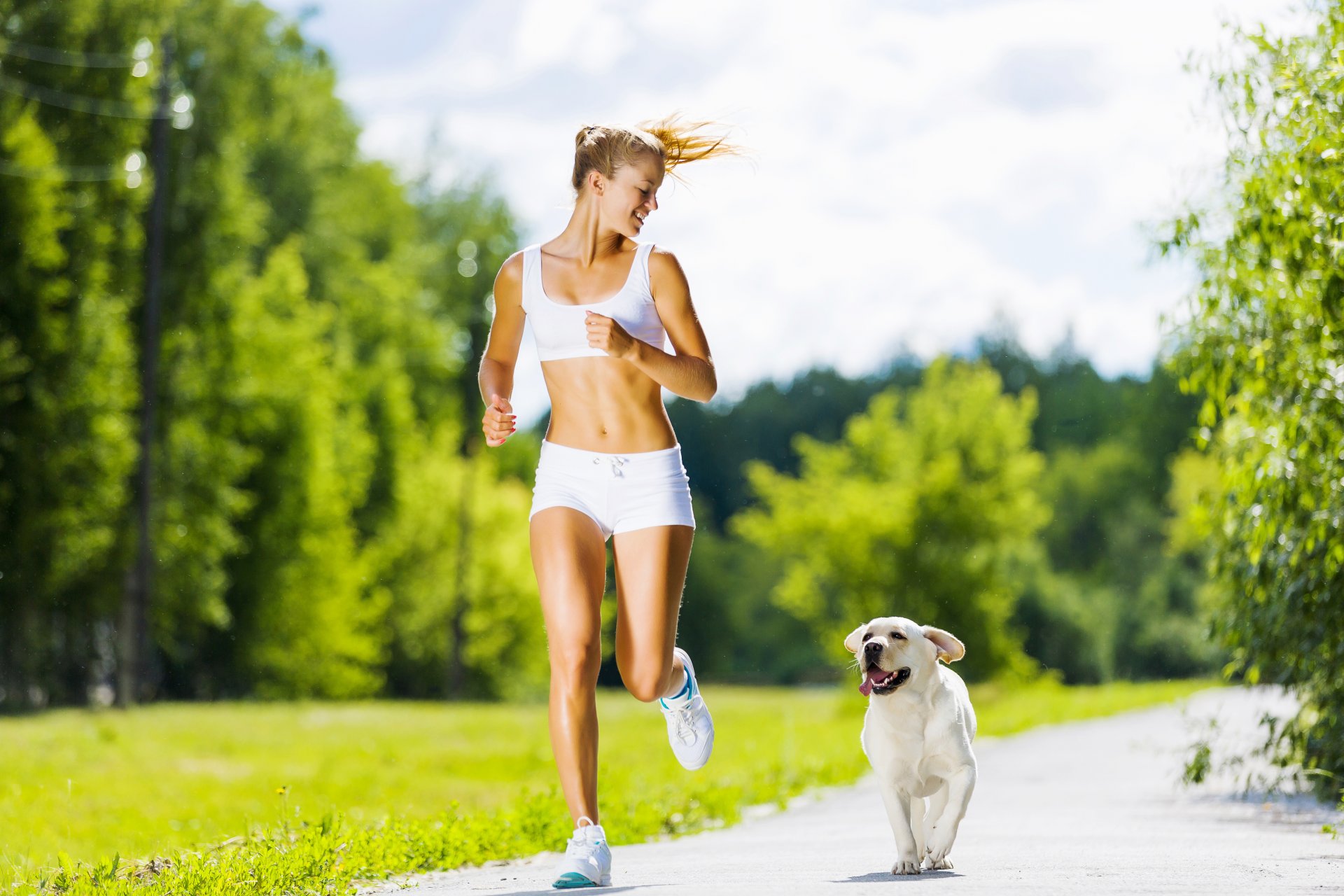 mujer correr perro actividad física