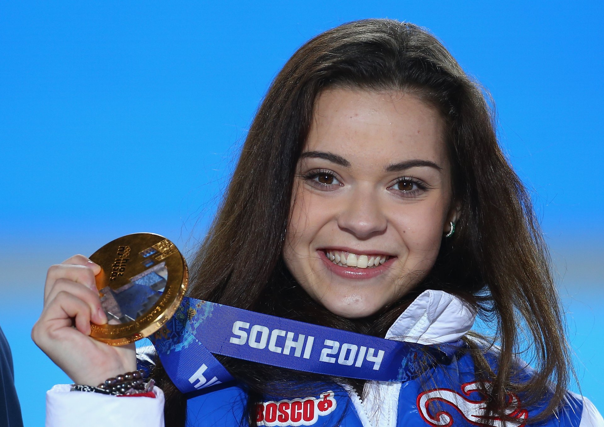 adelina sotnikova patinage artistique patineuse artistique sotchi 2014 sotchi 2014 jeux olympiques d hiver olympique championne médaille or or sourire xxii jeux olympiques d hiver sotchi 2014 russie