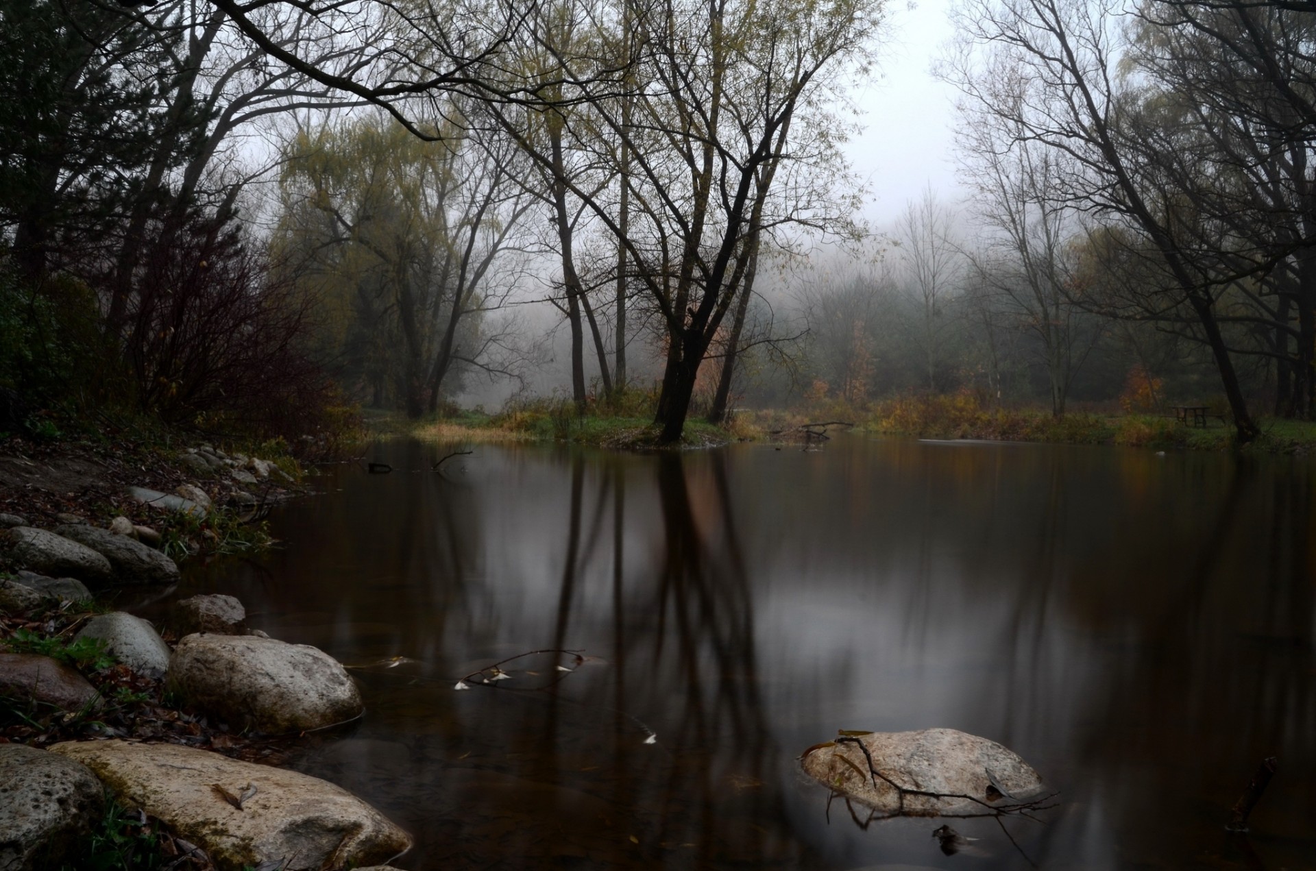 otoño lago niebla bosque piedras