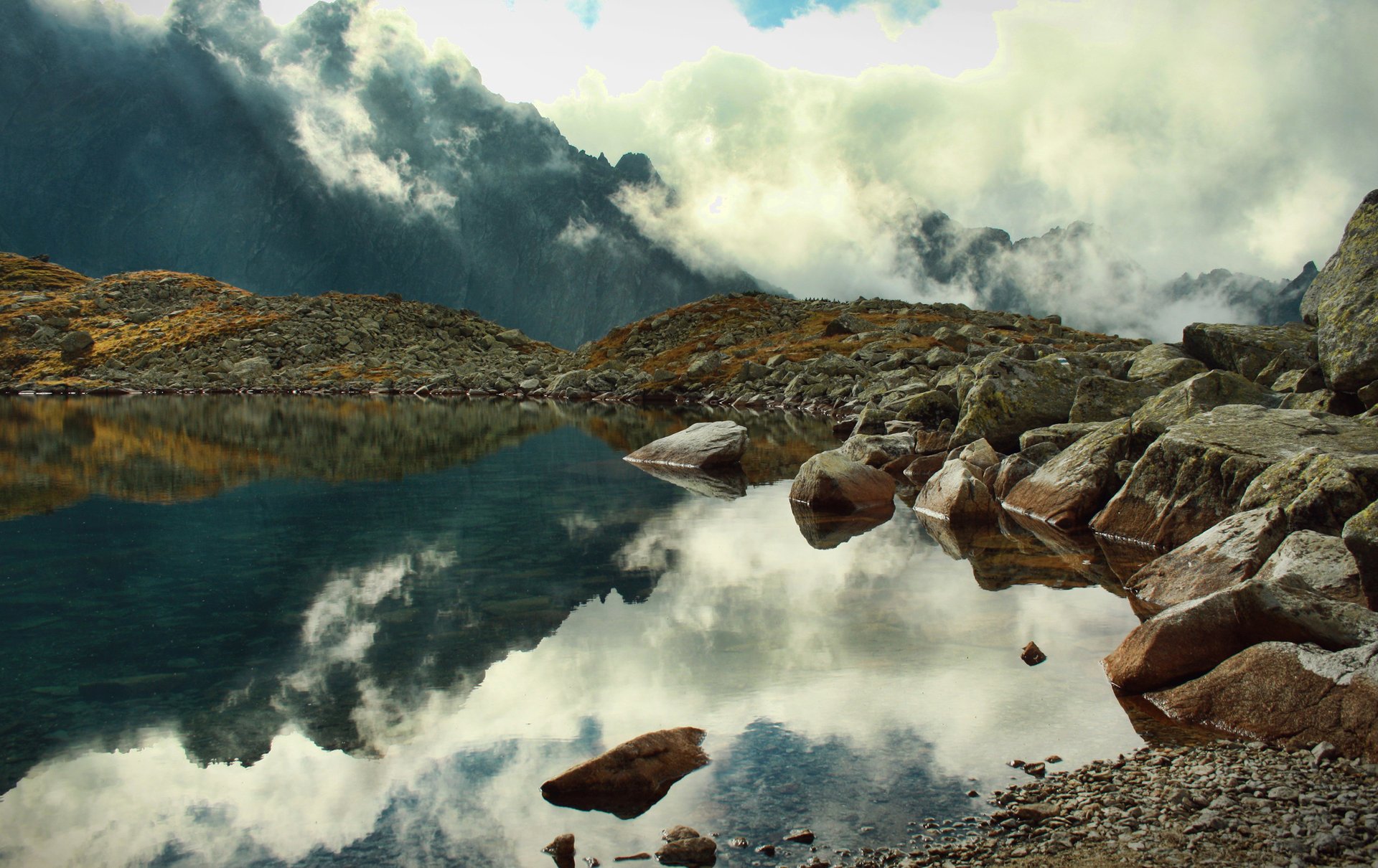 lago reflexión rocas rocas niebla nubes montañas