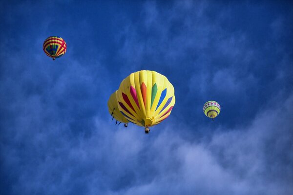 Ballons multicolores dans le ciel