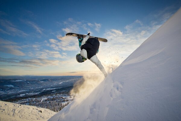 Bella foto snowboarder scende dalla montagna