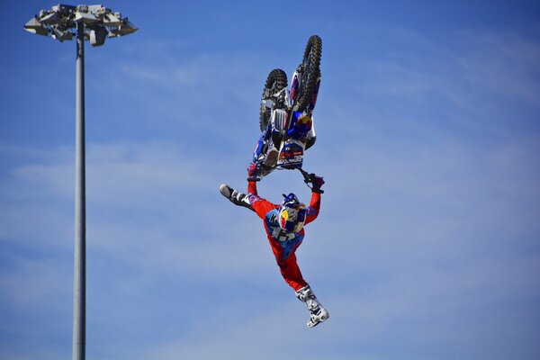 Sprung auf einem Motorrad Sport blau