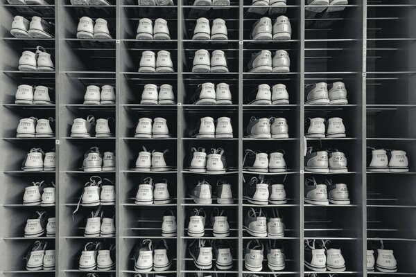 Sportowe buty do kręgli na półkach