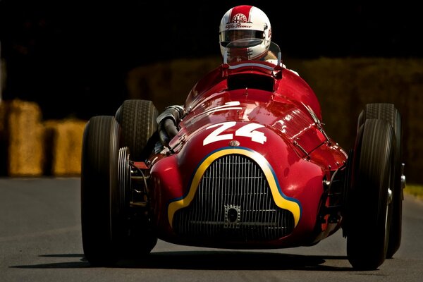 Voiture de course sportive rouge