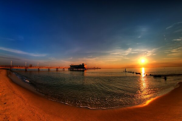 Puesta de sol sobre el muelle del océano