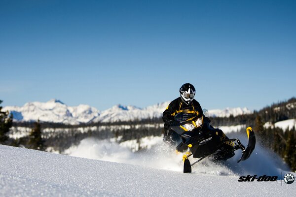 Deportes de invierno en moto de nieve