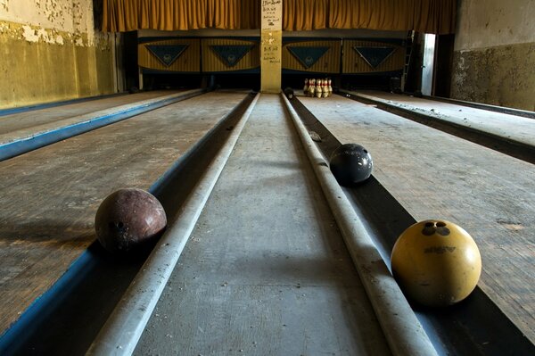 Bowlingbahnen mit Kugeln und Kegeln