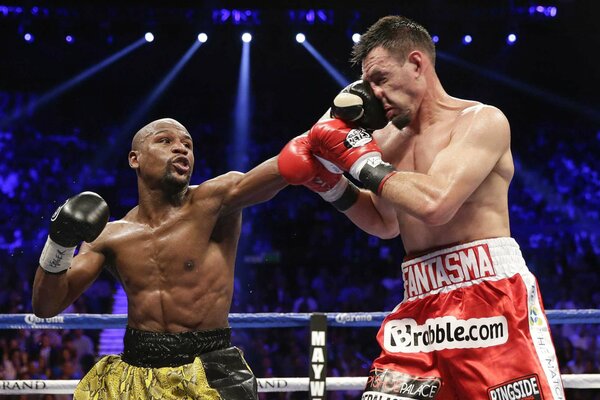 Floyd Mayweather y Robert guerrero pelean con guantes en el Ring