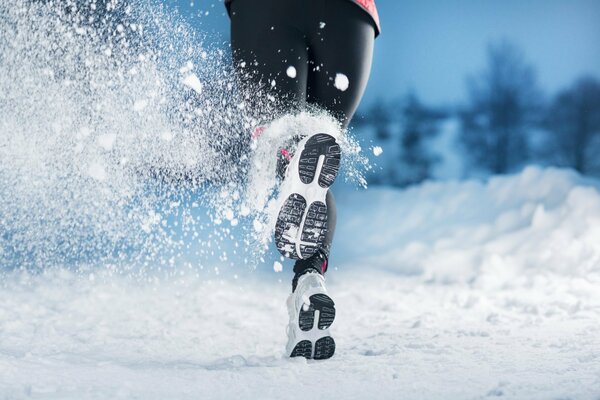 Courir en baskets sur des routes enneigées