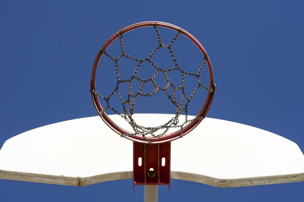 Basket-ball anneau rouge a fond de ciel bleu pur