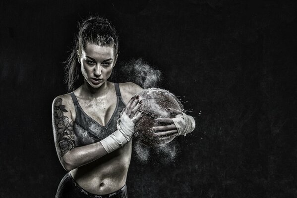 Fille avec un ballon de basket