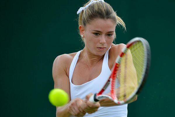 Foto von der Tennisspielerin Camille Georgie beim Spielen des Ballschlags