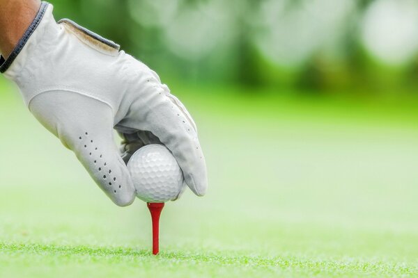 Jouer au golf sur le terrain de sport