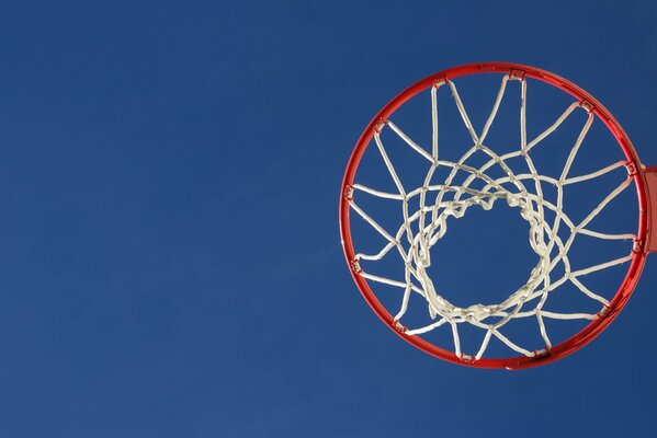 À travers l anneau de sport regarde le ciel bleu