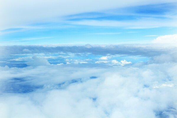 Ciel bleu avec des nuages d air 