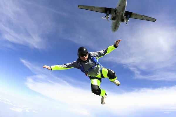 Фото парашютиста в небе , прыгающего с самолета