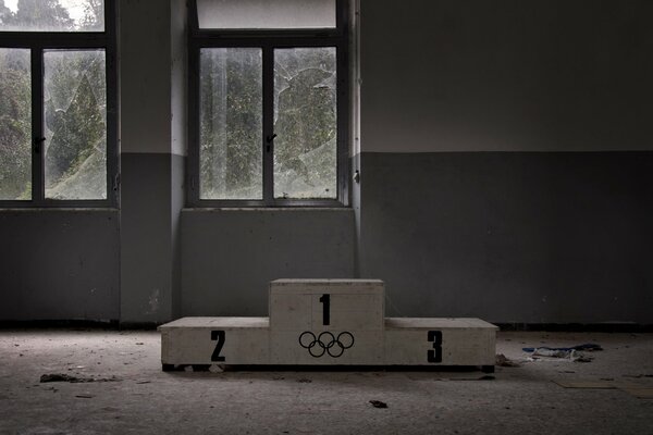 Gimnasio abandonado con ptedestal