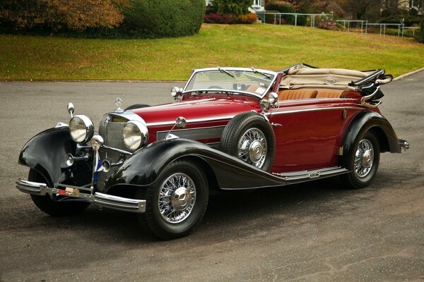 Mercedes z 1937 roku kabriolet w kolorze czerwonym