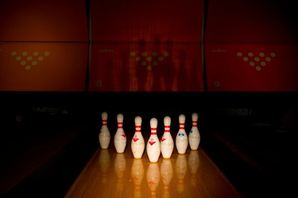 Bolos alineados en una fila para Bolos