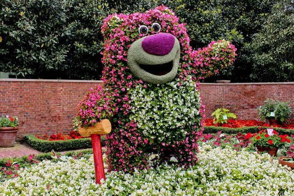 Sculpture d ours de fleurs avec un marteau