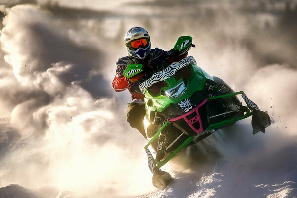 Espectacular deporte en moto de nieve en invierno