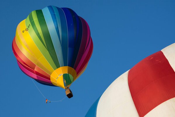 Schöne bunte Luftballons fliegen