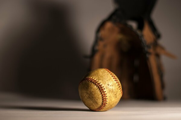 Palla da baseball sul tavolo e guanto