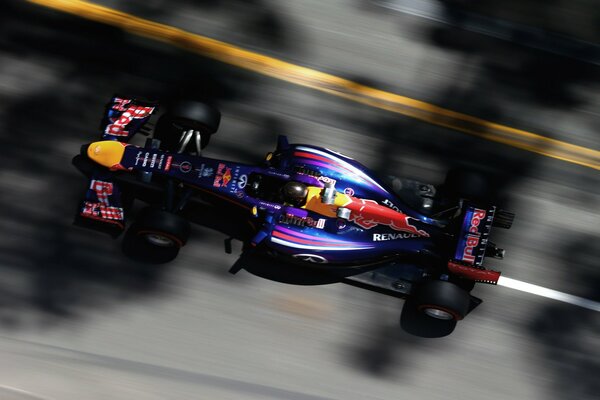 Coche de carreras red Bull con cableado