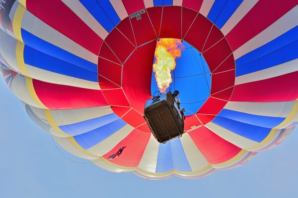 Voler dans le ciel boule de feu