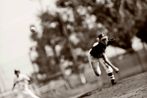 Ein Baseballball fliegt über das Feld