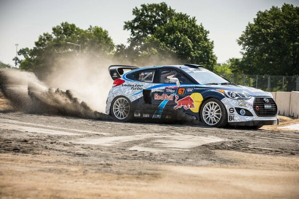 Une voiture de course dérive au rallye mondial