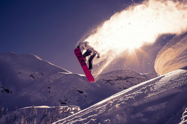 Salto de snowboard en la pista de invierno