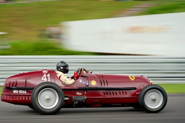 Voiture de course sportive sur la piste