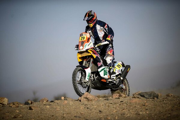 Motociclista con casco, equipo Dakar