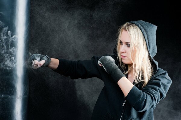 Jeune fille apprend la boxe