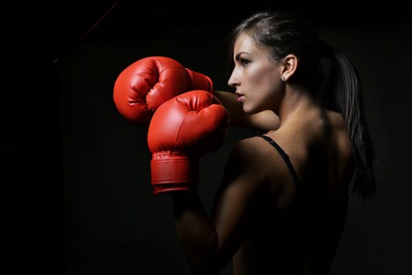 Gants de boxe rouge chez une femme. Boxe. Postures défensives