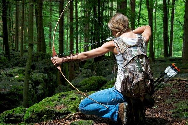 Ragazza con arco e freccia nella foresta. Tiro con l arco